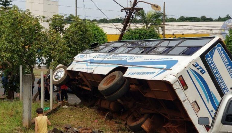 Volcó un colectivo en Ciudad del Este. Por fortuna no llevaba pasajeros.