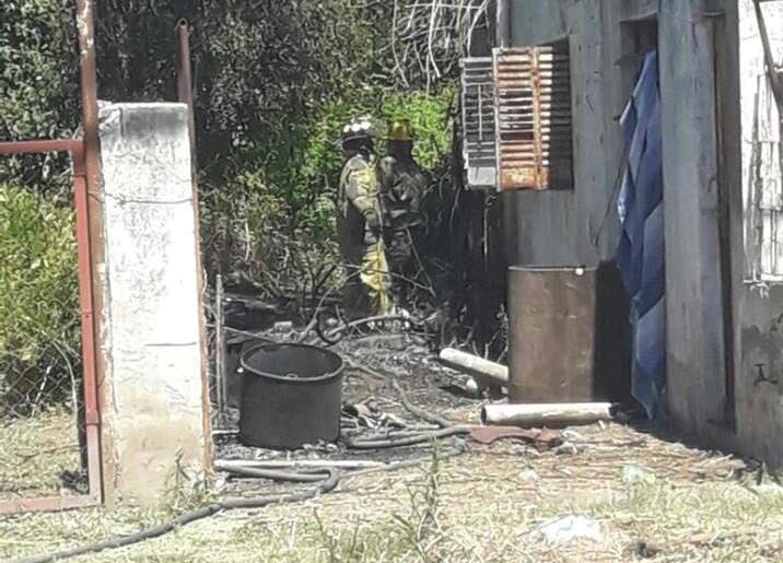 Las llamas se desataron en el patio de un domicilio de barrio Saavedra por quema de pastos. (Flash 24)