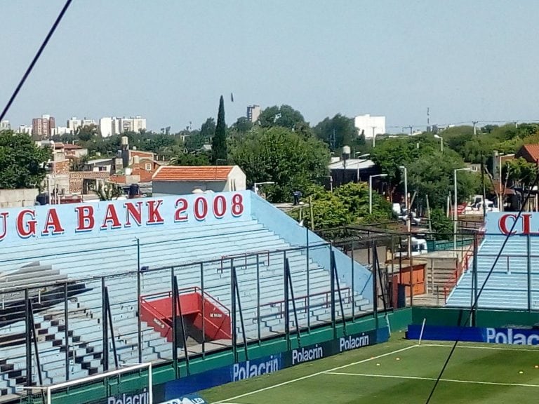 Choripanero e hinchas que ven el clásico desde la casa pegada al estadio