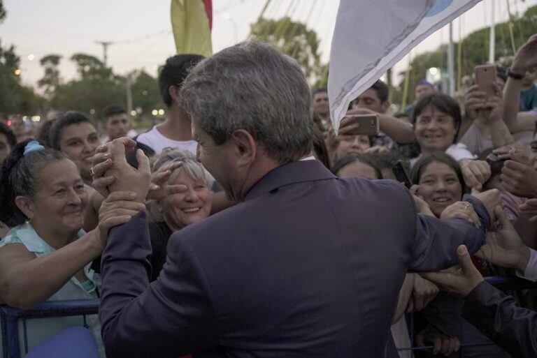 Antes de ingresar al recinto, Uñac saludó a la militancia.