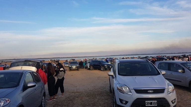 La fiesta en la playa incluyó música y DJ pero dejó gran cantidad de basura en la arena. (Facebook)