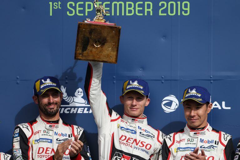 De izq. a derecha, Pechito López, Mike Conway, local en Gran Bretaña, y Kamui Kobayashi, celebrando en el podio de Silverstone como ganadores.