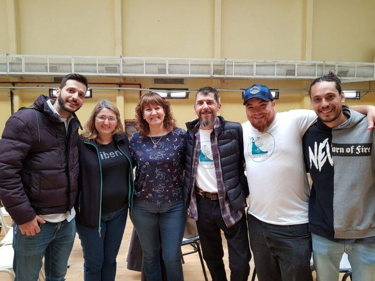 Mónica Urquiza en Tolhuin junto a representantes de la Asociación Raíces de Fuego.