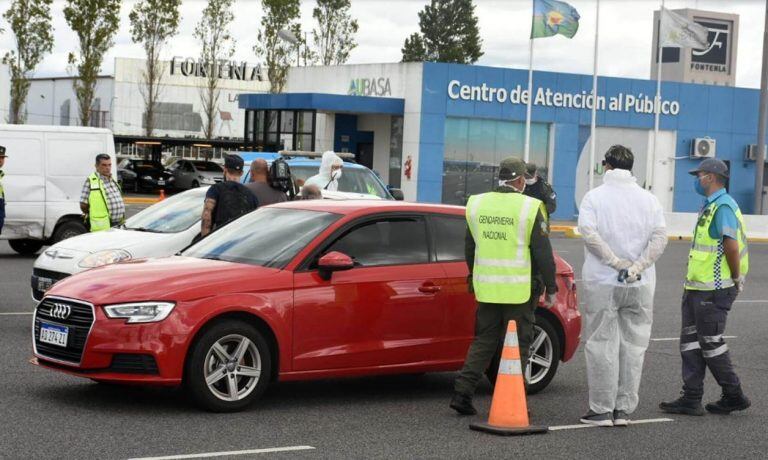 Gendarmería participa de los controles en los accesos. (Foto: NA)