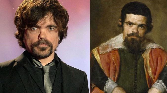 Peter Dinklage y una obra del pintor Diego Velázquez.