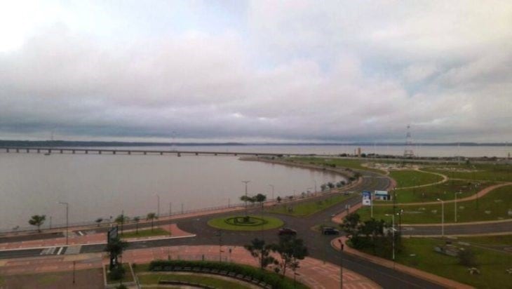 La Costanera cerca del Puente Internacional San Roque González de Santa Cruz.