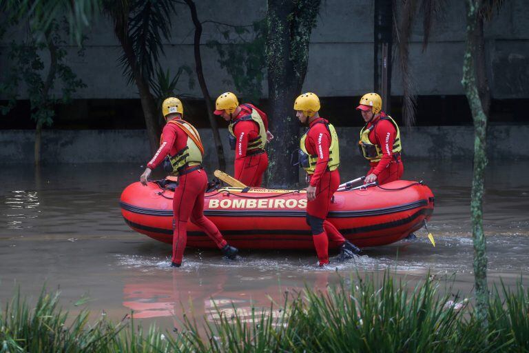 Bomberos trabajan en las calles de San Pablo (Créditos: REUTERS).