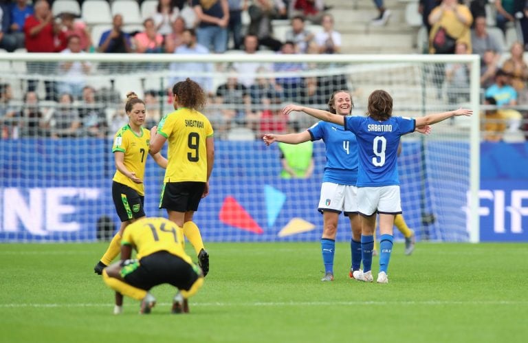 Jugadoras italianas celebran su victoria por 5-0 (EFE/ Tolga Bozoglu).