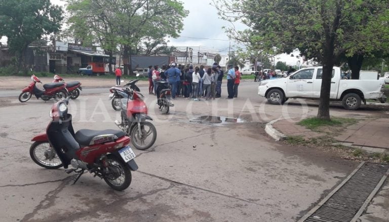 Manifestantes protestan frente a la Dirección de Vialidad Provincial. (Foto: Diario Chaco)