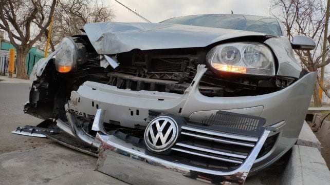 Así quedó el auto del conductor que atropelló al futbolista.