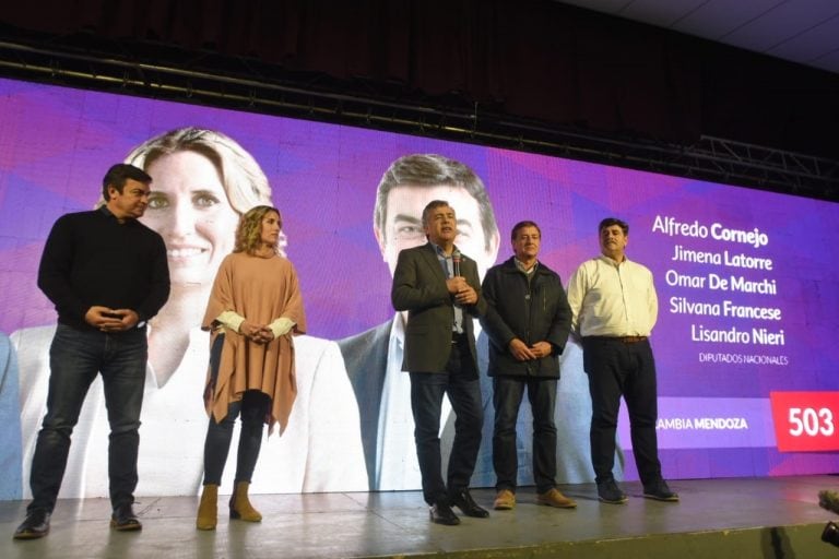 Alfredo Cornejo junto a Omar de Marchi, Jimena Latorre, Rodolfo Suarez y Mario Abed.