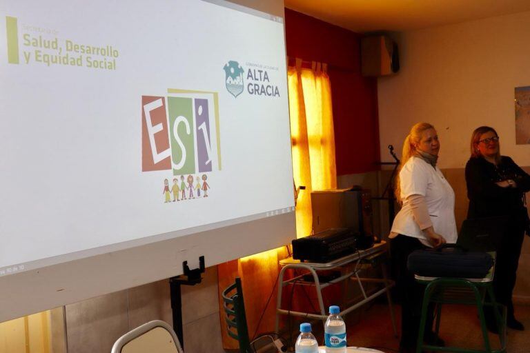 Alta Gracia: los alumnos del Instituto Superior Manuel de Falla participaron de una charla sobre salud sexual.