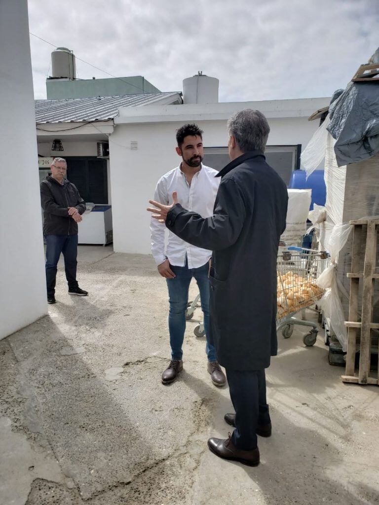 Claudio Vázquez dialoga co el presidente Macri en una visita en Comodoro Rivadavia.