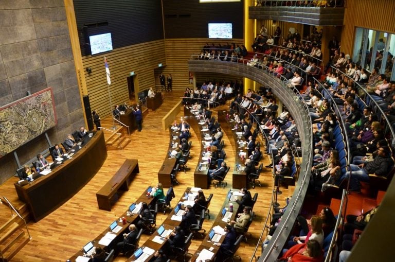 La Legislatura de Misiones. No habrá diputados en las bancas, sino reunidos en las pantallas gigantes del recinto, con cada legislador conectado en videoconferencia desde su despacho en el edificio anexo.