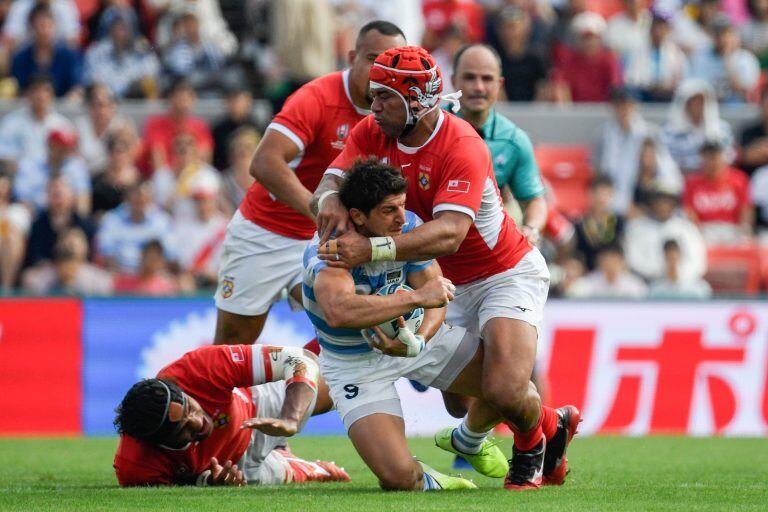 Tomás Cubelli recibiendo el tackle de la defensa tongana. Foto: AFP/Filippo Monteforte