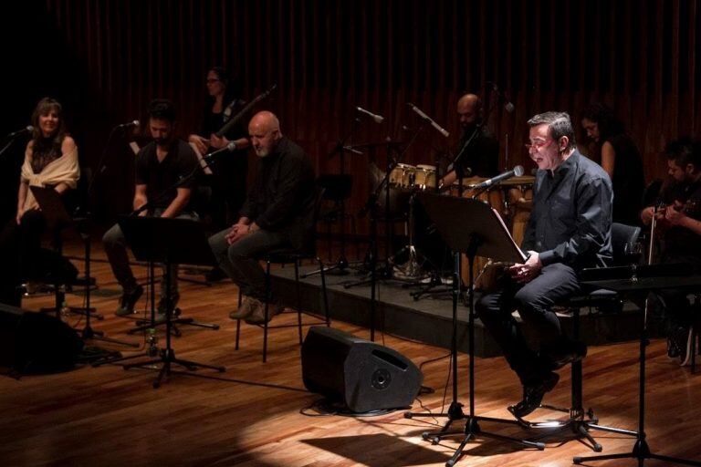 Reynaldo Sietecase sube al escenario este viernes junto a Madrigal en la presentación del último disco del grupo vocal rosarino. (Madrigal)