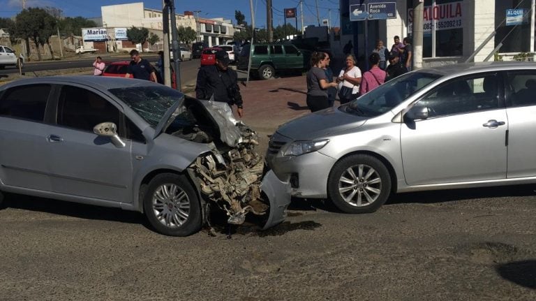 Los ocupantes del Fiat recibieron lesiones.