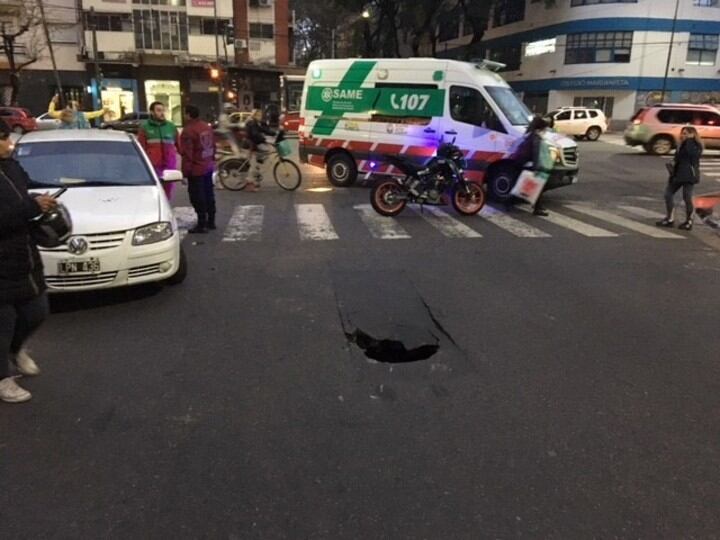 Se abrió un cráter en Caballito y se incrustó un auto: una mujer herida