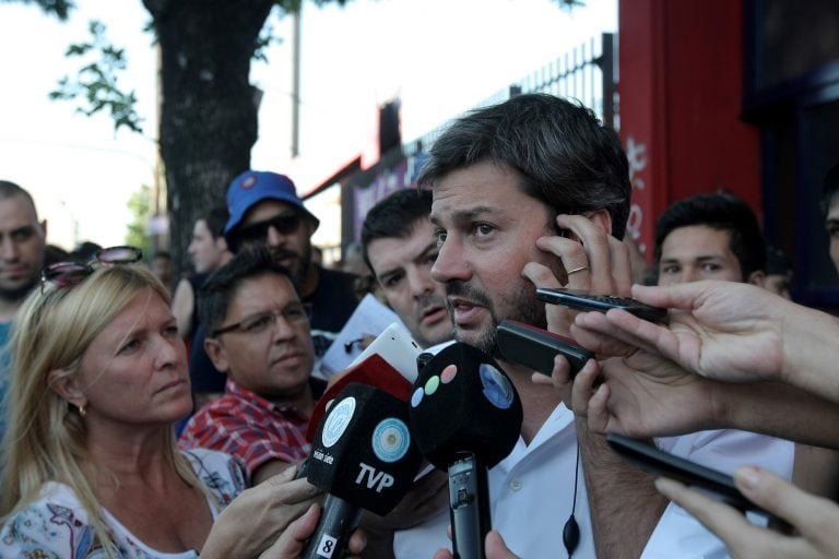 proyecto de restitucion historica miles de hinchas de san lorenzo reclaman el regreso al barrio de boedo piden la devolucion de los terrenos del viejo gasometro donde hoy esta el supermercado carrefour 
DYN22, BUENOS AIRES 20/12/2015, EL PRESIDENTE DE SAN LORENZO, MATIAS LAMMENS  DIALOGA CON LOS MEDIOS EN LA SEDE DEL CLUC, EN BOEDO. FOTO:DYN/PABLO MOLINA.