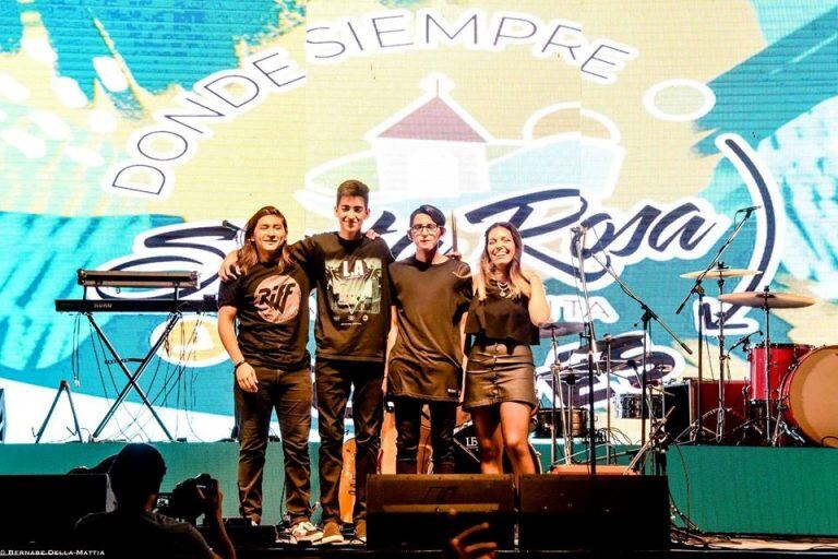 La Vorágine, grupo local de jóvenes que tocaron covers ante el numeroso público.