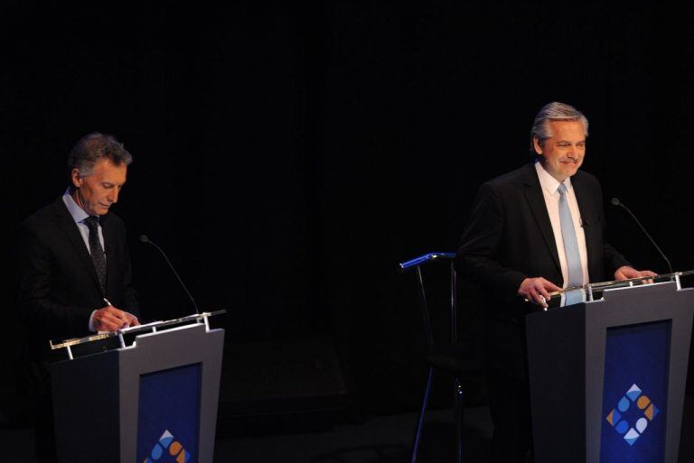 Mauricio Macri y Alberto Fernández en el debate en la UBA (Foto: Federico López Claro)