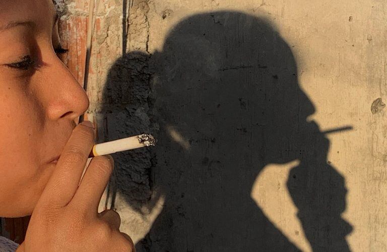 MEX1820. CIUDAD DE MÉXICO (MÉXICO), 30/05/2020.- Una mujer fuma un cigarrillo el pasado jueves 28 de mayo, en Ciudad de México (México). Los países latinoamericanos deben reforzar sus políticas públicas como impuestos, prohibición de publicidad y ambientes 100 % libres de tabaco, dijo a Efe el doctor Gustavo Sóñora, director Regional de La Unión Internacional contra la Tuberculosis y Enfermedades Respiratorias. "Se han visto avances, pero aún hay deficiencias en la región", señaló Sóñora en el marco del Día Mundial sin Tabaco, que se celebra el 31 de mayo de cada año. EFE/José Pazos