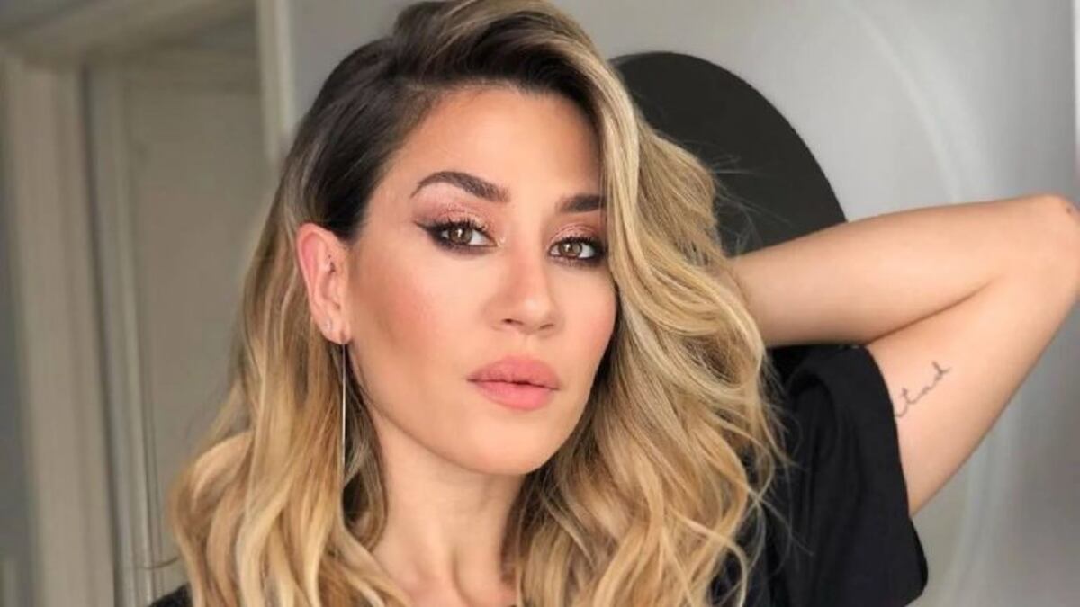 Desde diferentes ángulos, Jimena Barón cautivó con una microbikini negra