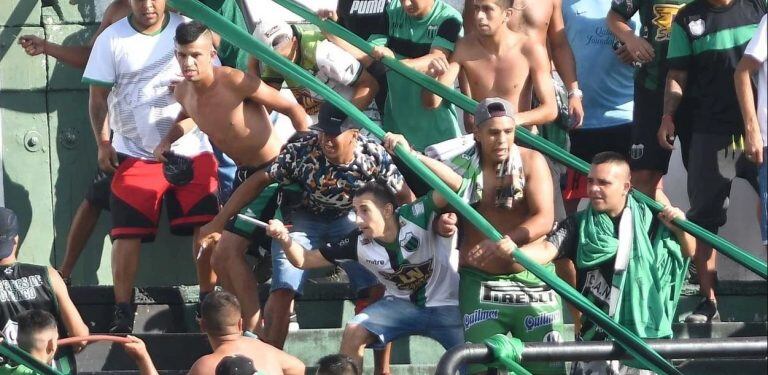 Barrabravas de Nueva Chicago se cruzaron con facas en las tribunas del estadio República de Mataderos. (Web)