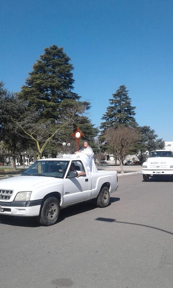 El cura de Sampacho bendijo con camiones regadores al pueblo. (FM Identidad de Sampacho)