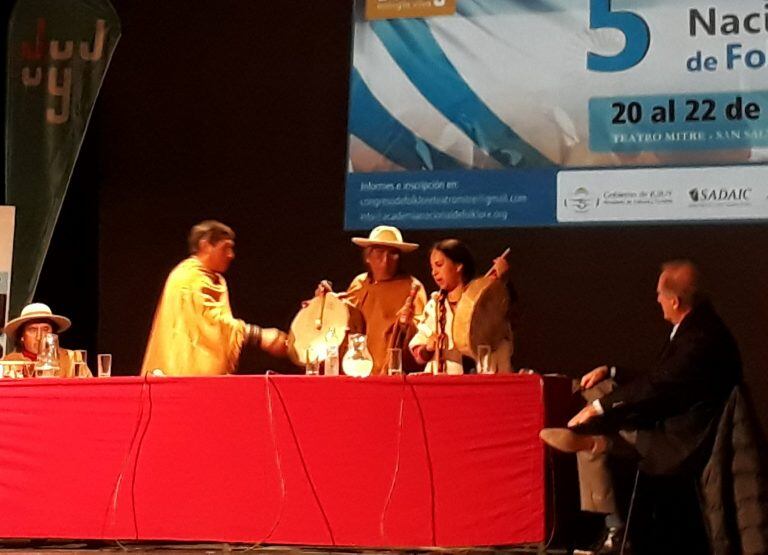 Mariana Carrizo y copleros humahuaqueños cantan en el 5° Congreso Nacional del Folklore en Jujuy