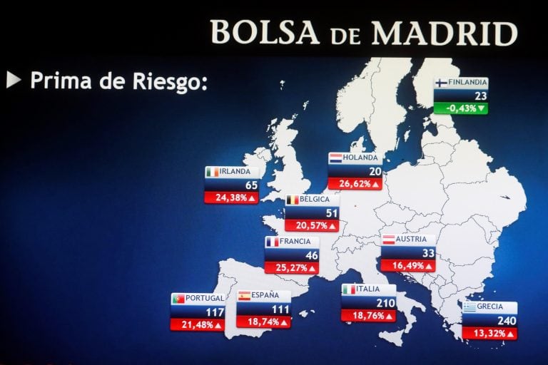 La Bolsa española se hunde el 6,15 % en los primeros compases de la sesión de este lunes, hasta situarse en mínimos desde 2016, en una jornada en la que el precio de crudo Brent cotiza en caída libre, con un recorte de casi el 30 %, ante la guerra de precios desatada entre Arabia Saudí y Rusia. EFE/J.J. Guillén