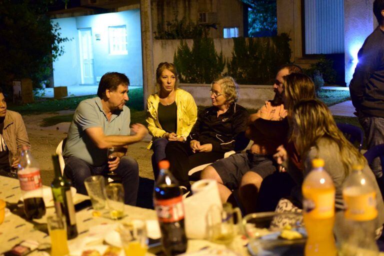 En Villa del Rosario, los vecinos celebraron en la calle la concreción del cordón cuneta