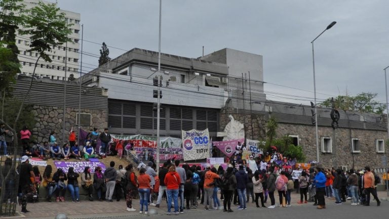 Organizaciones sociales aguardaron a las puertas de la Legislatura de Jujuy.