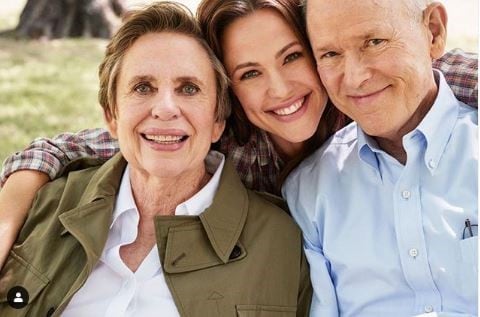 Jennifer Garner junto a su mamá y su papá (Captura de Instagram @jennifer.garner)