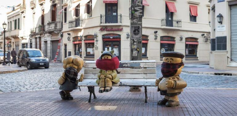 Las estatuas de Mafalda, Susanita y Manolito con tapabocas, cuyo uso será obligatorio desde el miércoles (Foto: Espacio Público GCBA)