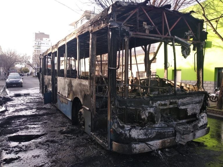 Trabajaron los bomberos pero los daños fueron totales.