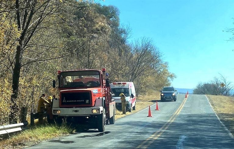 Bomberos Voluntarios de Villa Carlos Paz próximos al lugar del incendio.