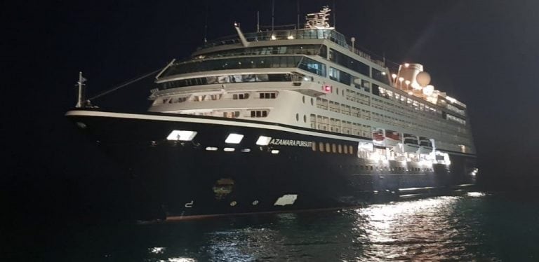 El "Azamara Pursuit" llegó en la madrugada de este martes y tiene previsto partir a las 15:00 horas con destino a Punta del Este.