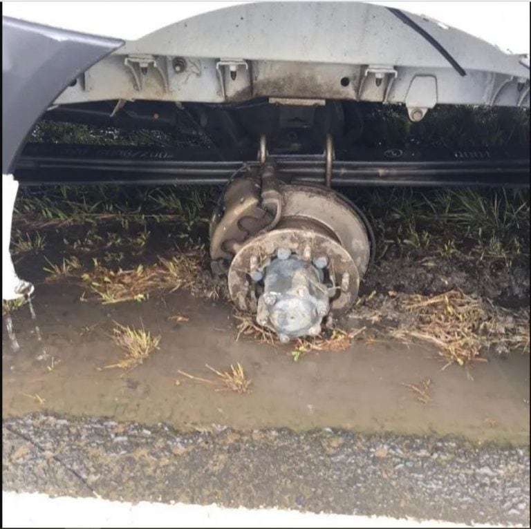 Así quedó el vehículo que trasladaba a Coti y su banda de Asunción hacia Corrientes. Foto: Instagram.