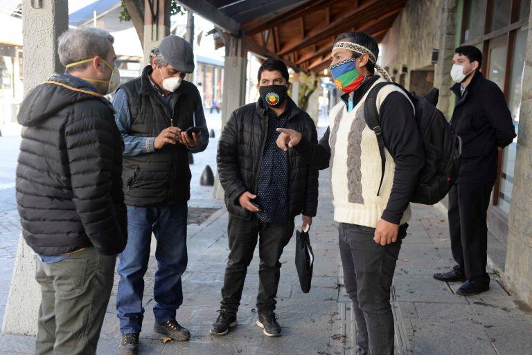 Referentes de la comunidad mapuche tras el encuentro del pasado miércoles 6 de mayo (Río Negro).