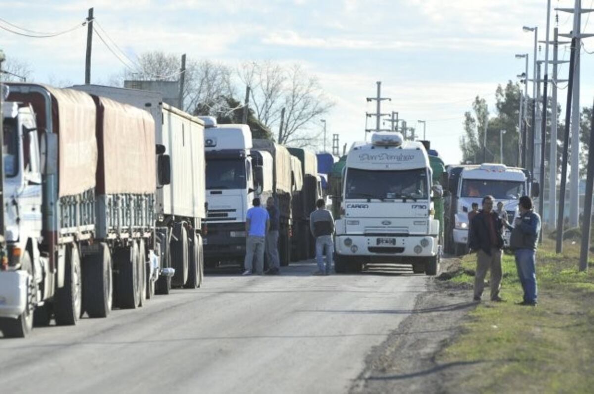 Presidente comunal clausuró una playa de estacionamiento de camiones en el Cordón Industrial