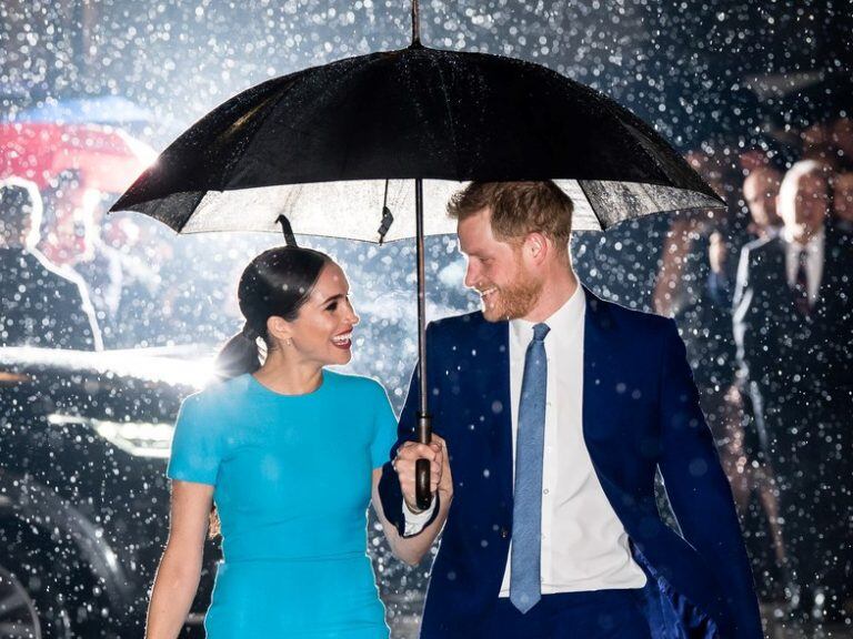 Meghan Markle y el Príncipe Harry, muy románticos bajo la lluvia.