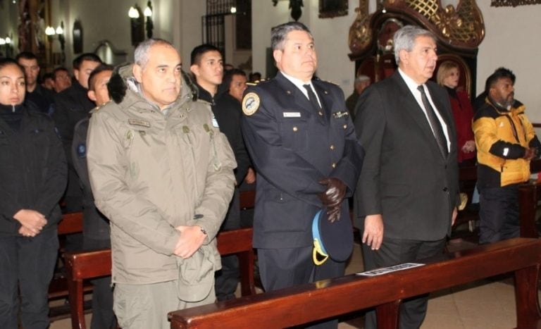 Las autoridades, en el oficio religioso celebrado en la Iglesia Catedral.