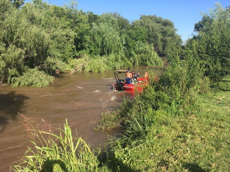 Murió una joven al caer un auto al río Ctalamochita (Fotos gentileza Cadena 3).