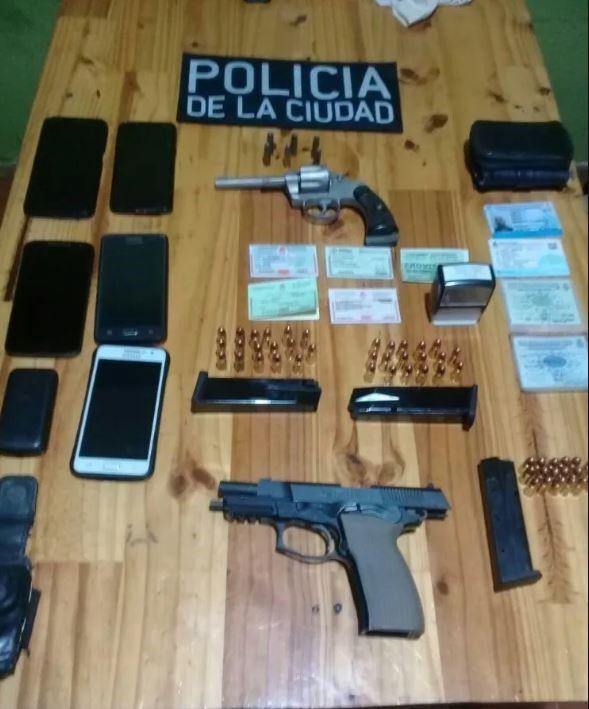 Entre los elementos secuestrados encontraron la pistola reglamentaria del efectivo policial.