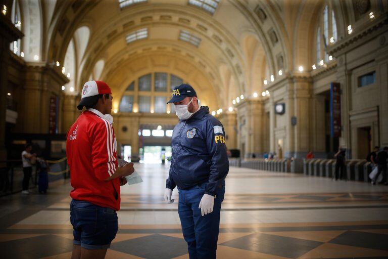 Policía realizando controles en Constitución. (EFE)