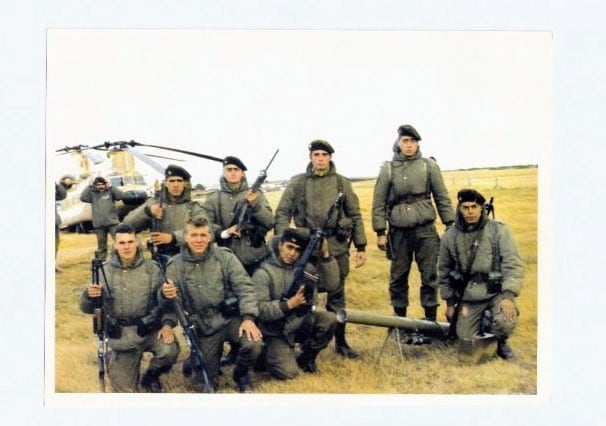 "Los Bravos", comandados por Mohamed Alí Seineldín tenían hambre de gloria. Seineldin los sacó al campo, los entrenó entre el frío, el barro y el viento.  Entre ellos estaba el soldado Canyazo.