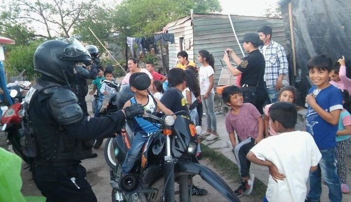 La policía donando mercadería al merendero en octubre de 2018. (Web)