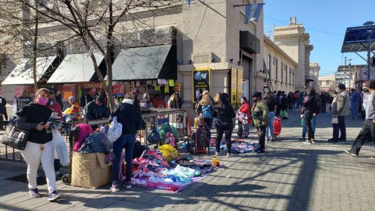 Con los protocolos de sanidad correspondientes, el público volvió al Mercado y hubo colas para ingresar al establecimiento.