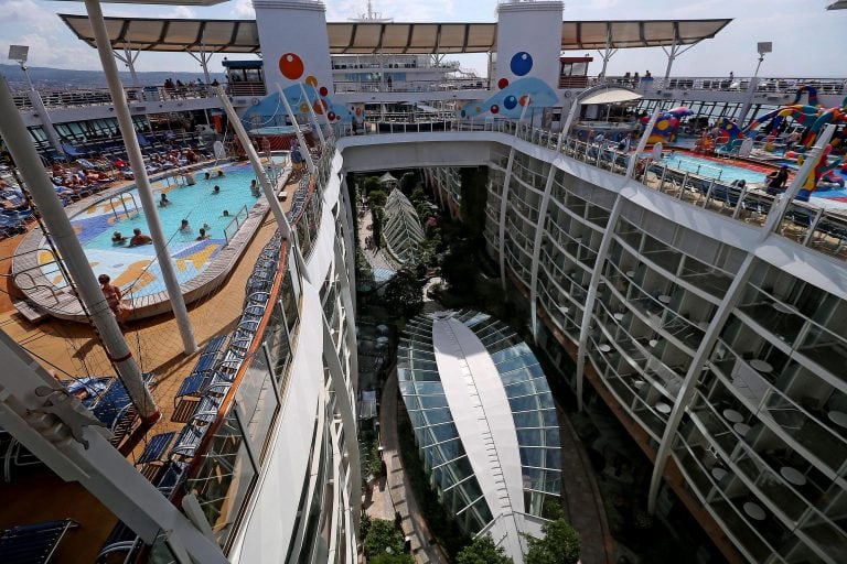 Vista del "Oasis of the Seas", el que fuera el crucero más grande del mundo con sus 362 metros de eslora y 64 de manga. Crédito: EFE/Alessandro Di Meo.